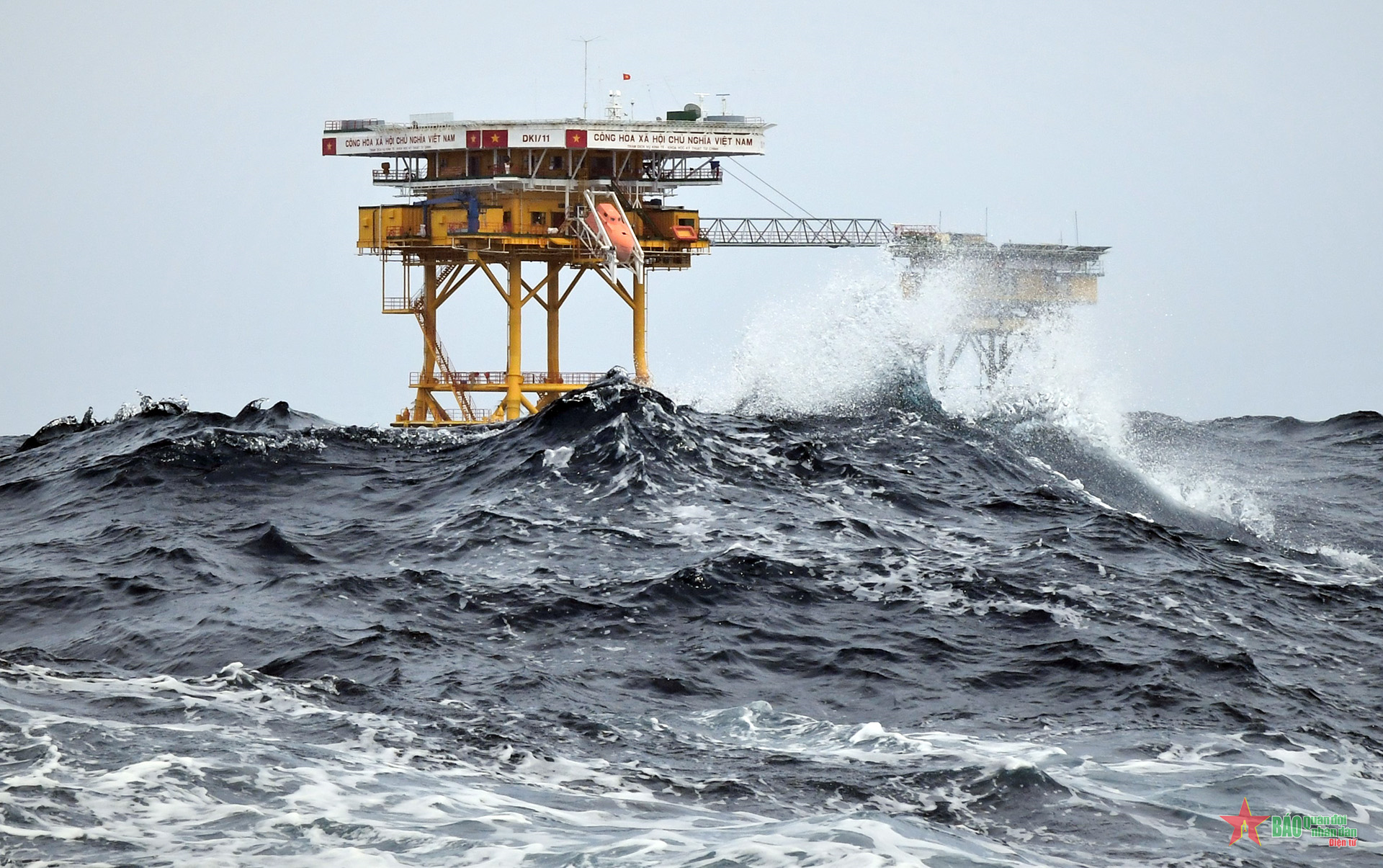 Đến với nhà giàn DK1 mùa biển động